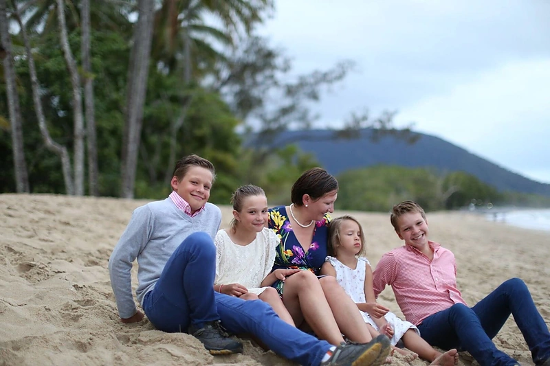 Austėja Landsbergienė su atžalomis