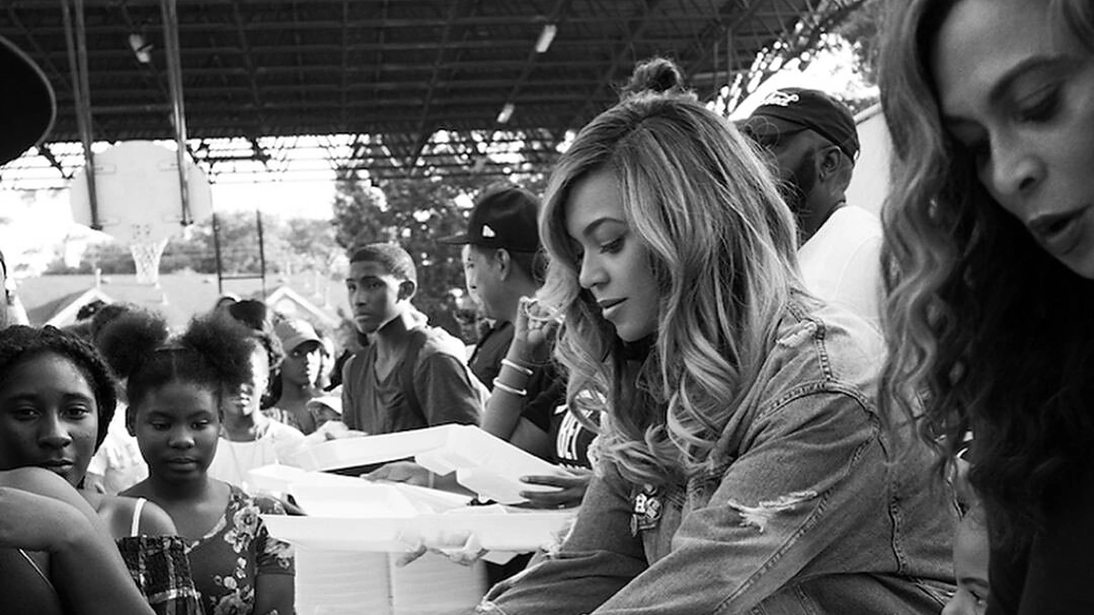 Beyonce maitina uragano Harvio aukas