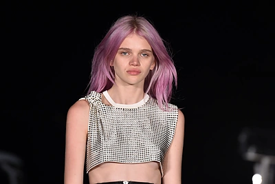 Plaukų spalvos tendencija – purvina rožinė