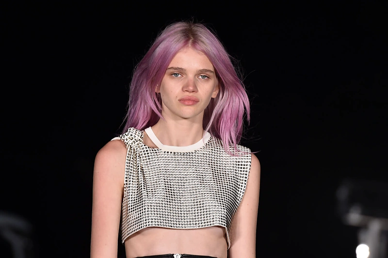 Plaukų spalvos tendencija – purvina rožinė