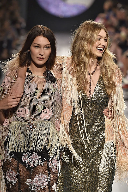 Bella ir Gigi Hadid ant „Anna Sui“ podiumo
