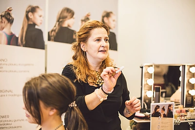 Tarptautinė šukuosenų meistrė: kaip kurti šukuosenas tik su gumelėmis