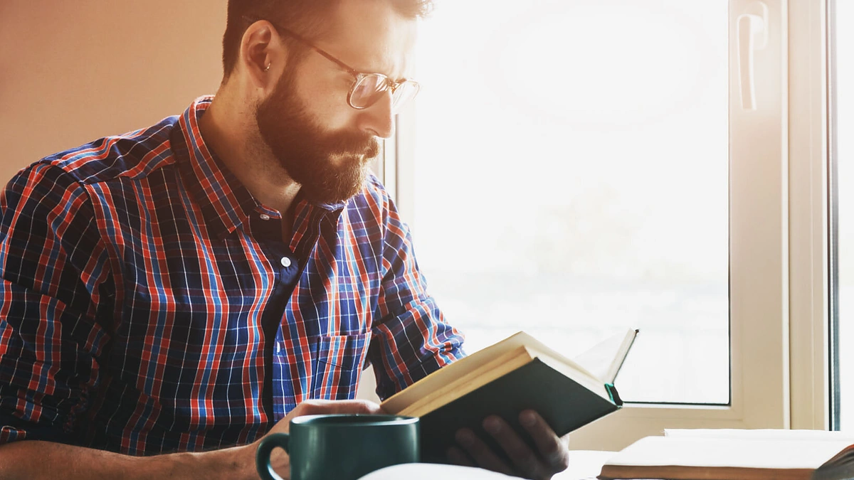 Vyras skaito knygą