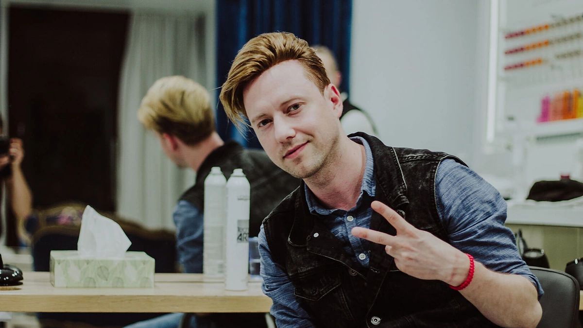 Sasha Song kirpykloje