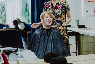 Sasha Song kirpykloje