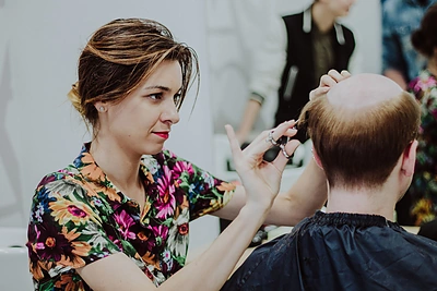 Sasha Song kirpykloje