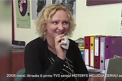 Paviešinti kadrai iš pirmojo serialo „Moterys meluoja geriau“ sezono: Ingą Norkutę atpažinti sunku