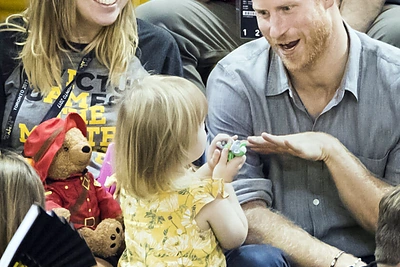 Princo Harry ir mažosios Emily kova dėl spragėsių ir geriausios grimasos titulo