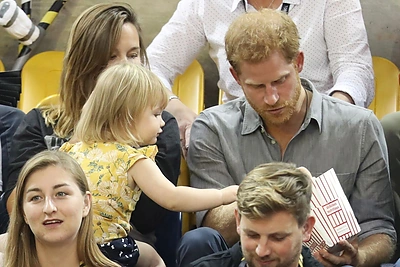 Princo Harry ir mažosios Emily kova dėl spragėsių ir geriausios grimasos titulo