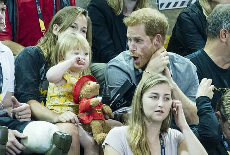 Princo Harry ir mažosios Emily kova dėl spragėsių ir geriausios grimasos titulo