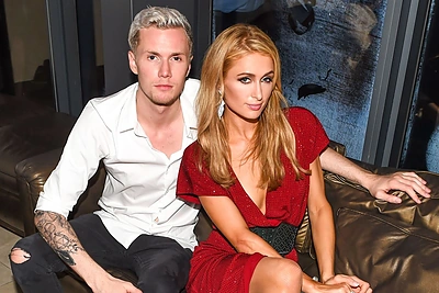 Paris Hilton brolis susitupėjo ir susižadėjo
