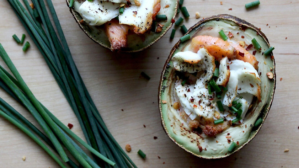 Orkaitėje keptas avokadas su lašiša