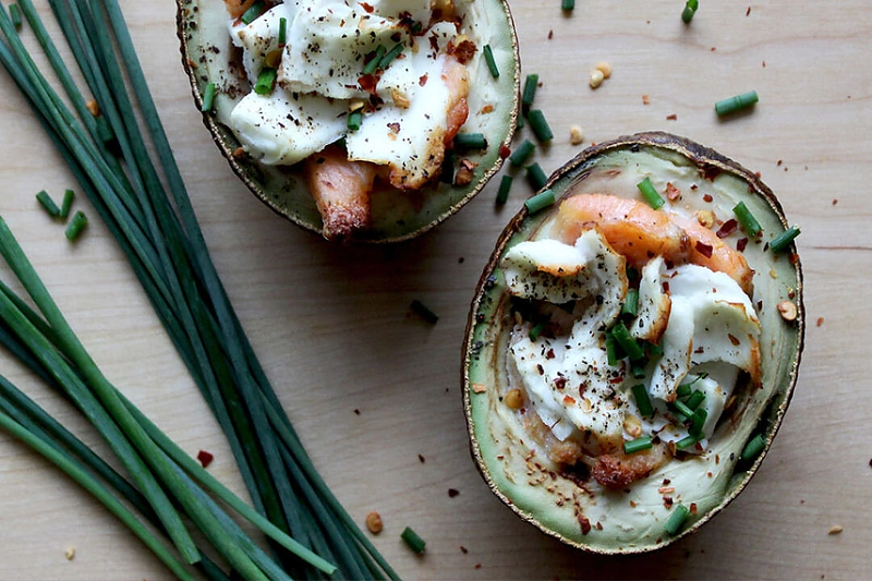 Idėjos pusryčiams: orkaitėje keptas avokadas su lašiša