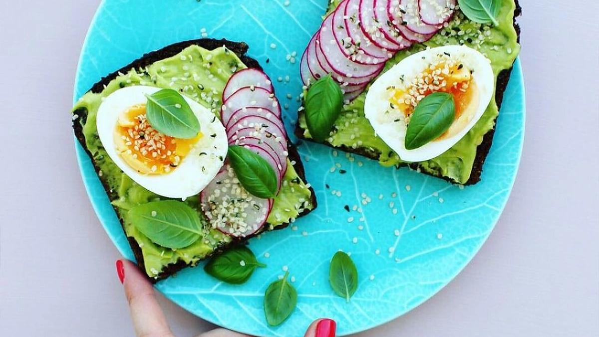 Sumuštiniai su kiaušiniu ir avokadu