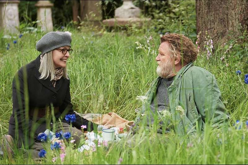 Diane Keaton ir Brendanas Gleesonas filme "Lūšna turtuolių rajone"