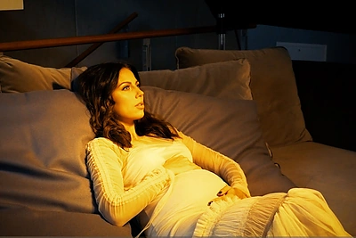 Žurnalo „Žmonės“ viršelio fotosesijos užkulisiuose Julija Žižė atviravo: „Geriausias grožio ritualas yra būti nėščiai“