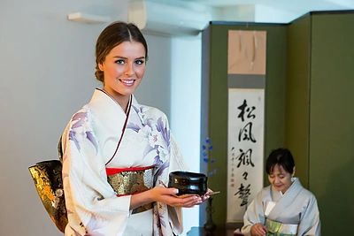 Japonijos ambasadoje – etiketo pamokos Lietuvai atstovausiančiai gražuolei