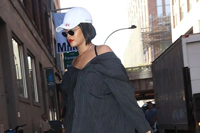 Plačiais apdarais besidabinanti Rihanna skatina kalbas apie nėštumą