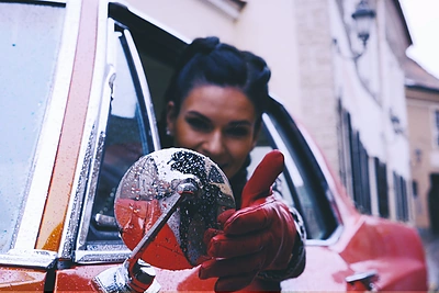 Ir šildančios, ir puošiančios: stilingi žaidimai su pirštinėmis ir pirštinaitėmis