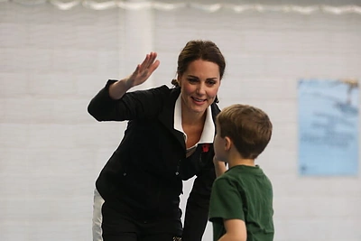 Besilaukianti Kembridžo hercogienė Catherine su vaikais žaidė tenisą