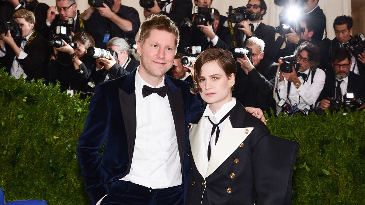 Dizaineris Christopheris Bailey ir dainininkė Héloïse Letissier