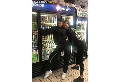 Akivaizdžiai nėščia Kylie Jenner pirmą kartą užfiksuota nuotraukose: žvaigždė ginasi, jog tai – „fotošopas“