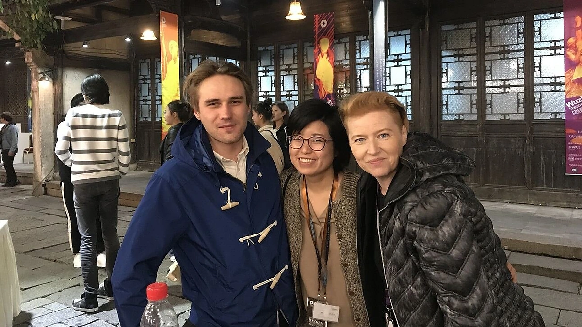 Vidas Bizunevičius, festivalio meno vadovės asistentė Lynn Fu ir Yana Ross