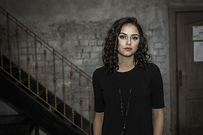 Iglė Bernotaitytė pristato naują dainą „Tu mane veiki“