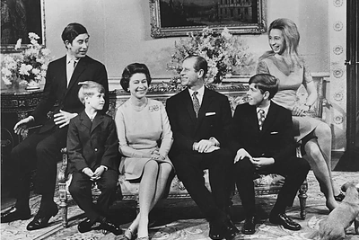 1972-ųjų lapkričio 20-ąją pora šventė sidabrines vestuves. Su vaikais - princais Charlesu, Edwardu ir Andrew bei princese Anne.