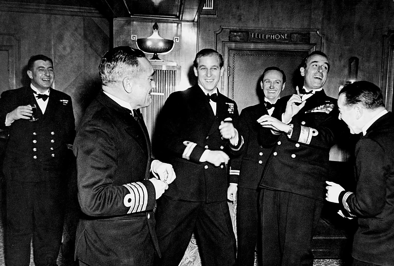 Philipo Mountbatteno bernvakaris su draugais iš jūrų laivyno ir dėde, pirmuoju Birmos grafu Louisu Mountbattenu