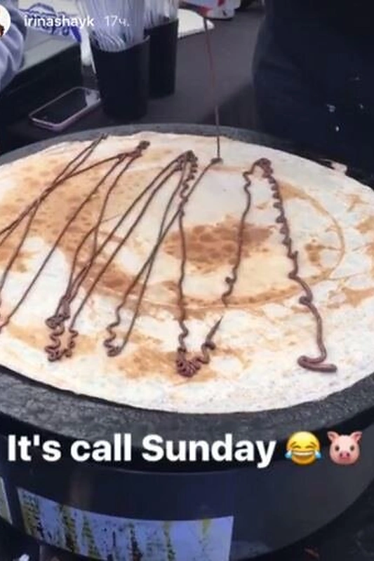 Irina Shayk mėgaujasi blynais