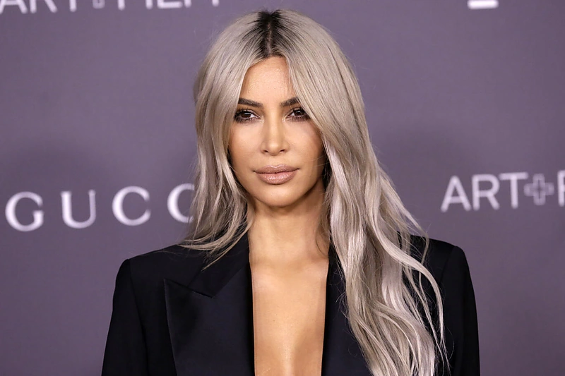 Svarstote iš tamsiaplaukės virsti blondine? Kim Kardashian kirpėjas pataria, kaip nesugadinti plaukų