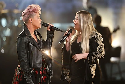 Pink ir Kelly Clarkson