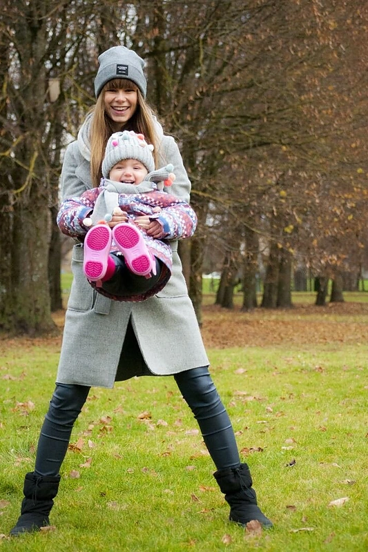 Laura Mazalienė su dukrele