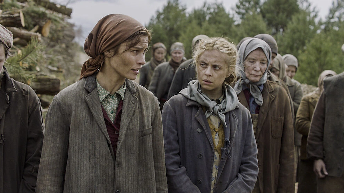 Lisa Loven ir Bel Powley juostoje „Tarp pilkų debesų“