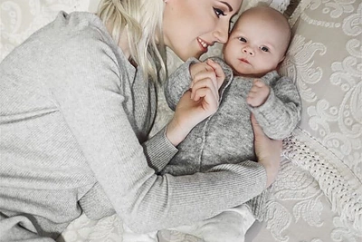 Augustė Vedrickaitė su sūnumi Arijumi