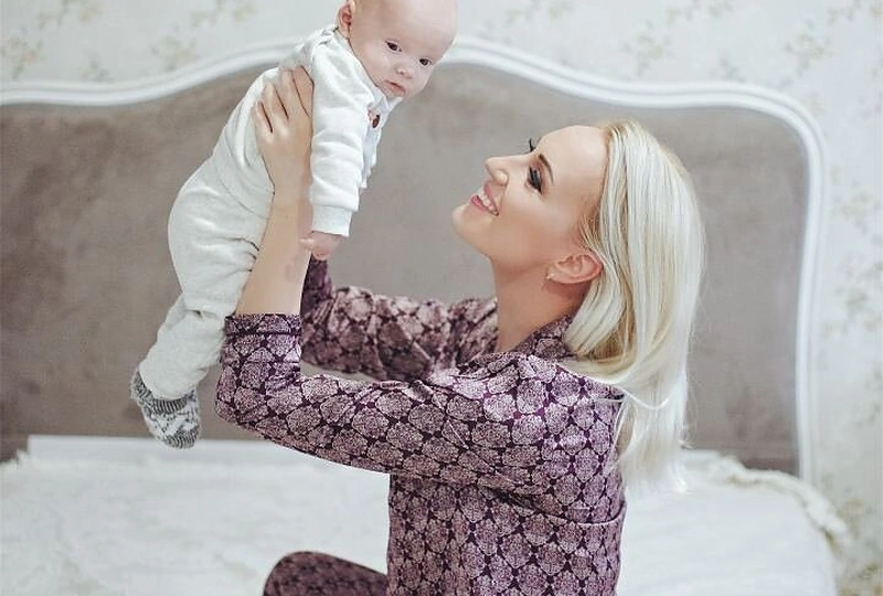 Augustė Vedrickaitė su sūnumi Arijumi