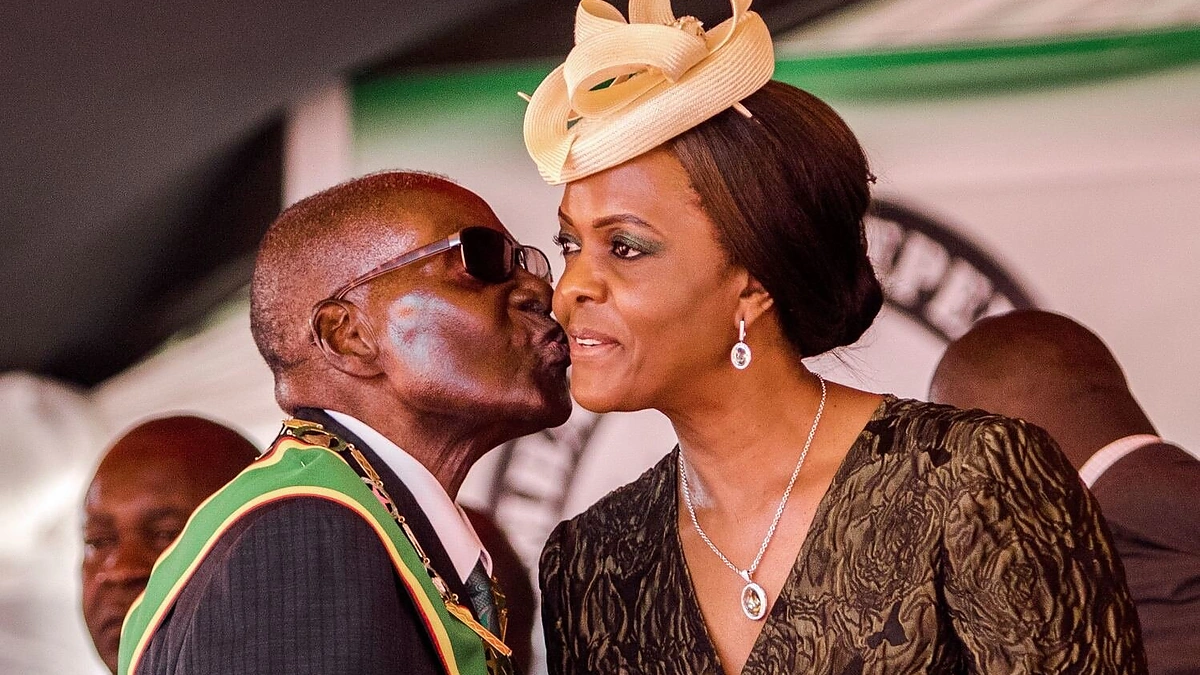 Robertas Mugabe su žmona Grace, dėl prabangaus gyvenimo pomėgio vadinama Gucci Grace