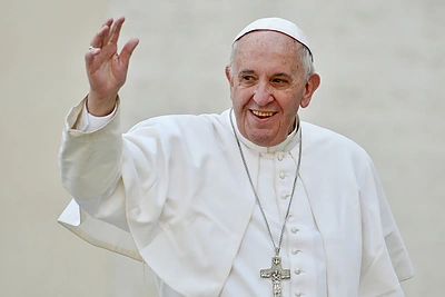 Paaiškėjo po operacijos sveikstančio popiežiaus Pranciškaus būklė