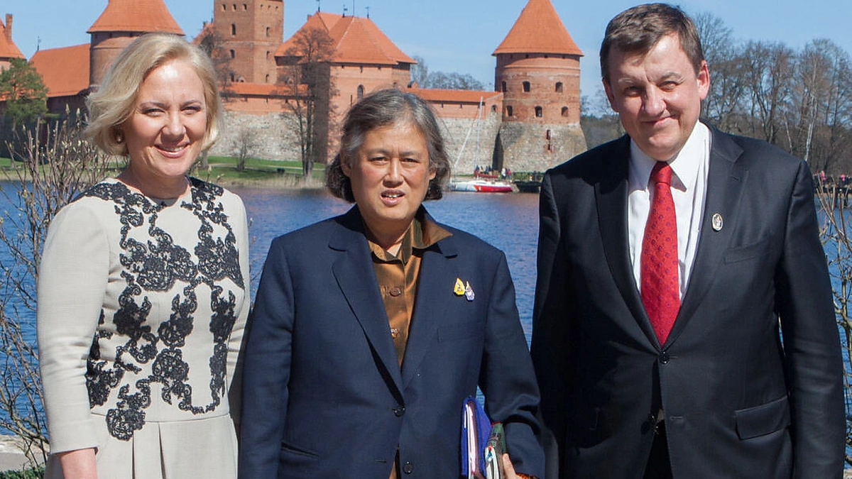 Rolando Valiūno pastangomis į Lietuvą atvyko Tailando princesė Maha Chakri Sirindhorn. Kairėje - konsulo žmona Renata Valiūnienė