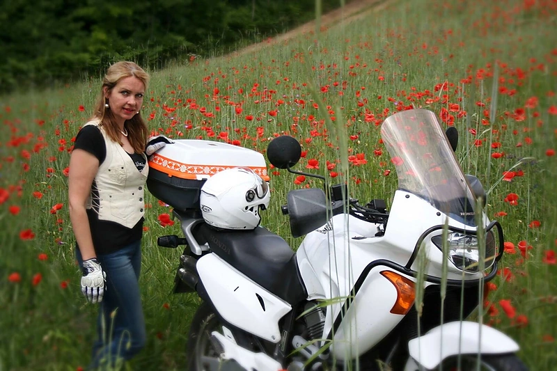 Regina Laisvė Žemaitienė keliaudama motociklu sumanė kurti žvakes su angelų atvaizdais