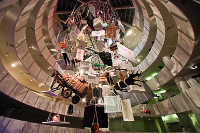 Maurizio Cattelano menas