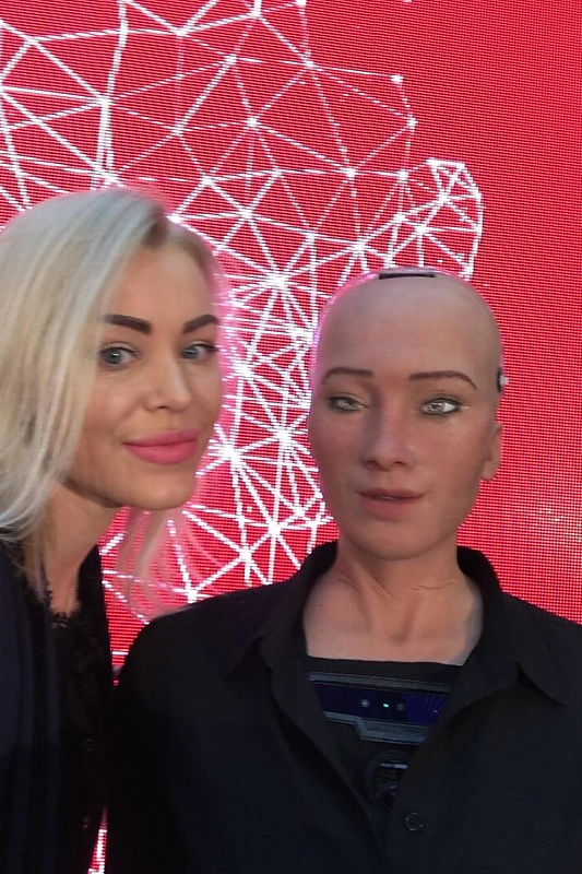 Evai Ghaoui su žymiausiu pasaulio robotu Sofija