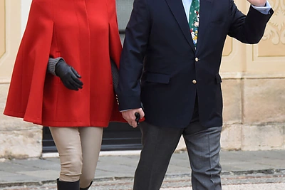 Monako kunigaikštis Albertas II su žmona kunigaikštiene Charlene dalijo kalėdines dovanas