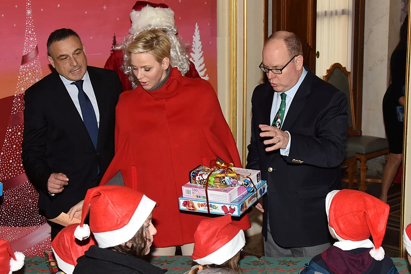 Monako kunigaikštis Albertas II su žmona kunigaikštiene Charlene dalijo kalėdines dovanas