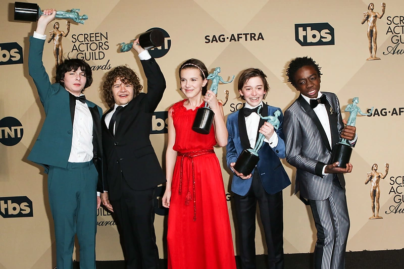 Milly Bobby Brown su kolegomis iš serialo „Keisti dalykai“