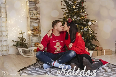 Kalėdinėje fotosesijoje su mylimuoju įsiamžinusi V. Šaulytė: „Svarbiausia dovana – akimirkos kartu“