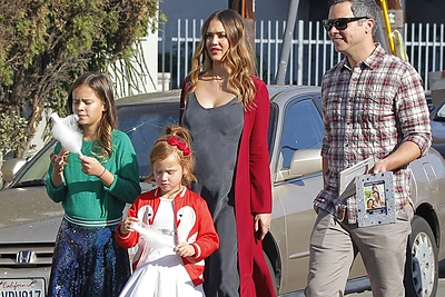 Aktorės Jessicos Albos šeimai kalėdinėje fotosesijoje užteko tik pižamų