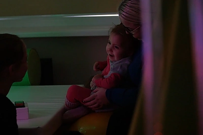 Be gyvybės ženklų gimusi mergaitė dabar dovanoja šypsenas