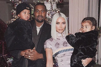 Kim Kardashian apie surogatinės motinos išnešiotą dukterį: „Tikiuosi, kad man ji rūpės tiek pat“